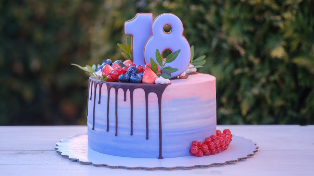 Jaki tort wybrać na 18. urodziny? Sprawdź inspiracje od Cukierni Sowa!